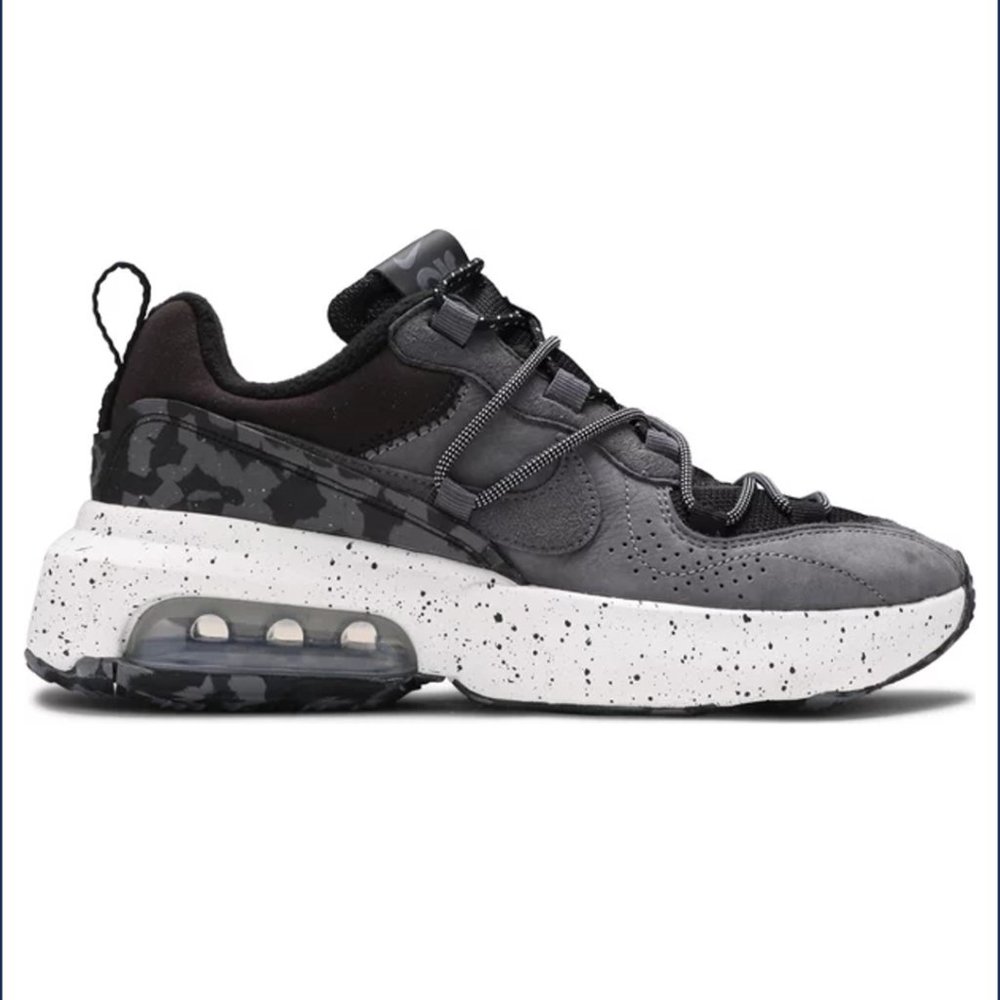 NWOT Nike Air Max Viva sneakers in black and gray size 8